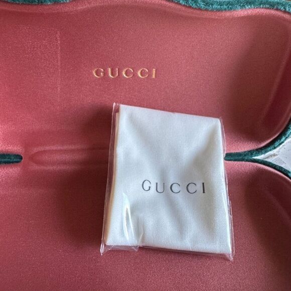 Gucci green velvet glasses case with cleaning cloth - Picture 5 of 7